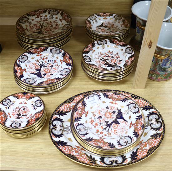An extensive Royal Crown Derby Imari pattern dinner service, pattern 383 4X16